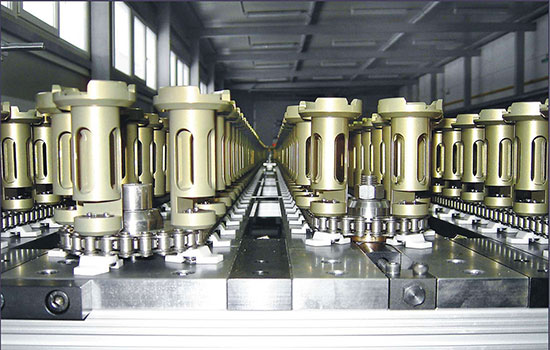 Finished car lamps buffer conveyor with accumulation zones and gentle handling