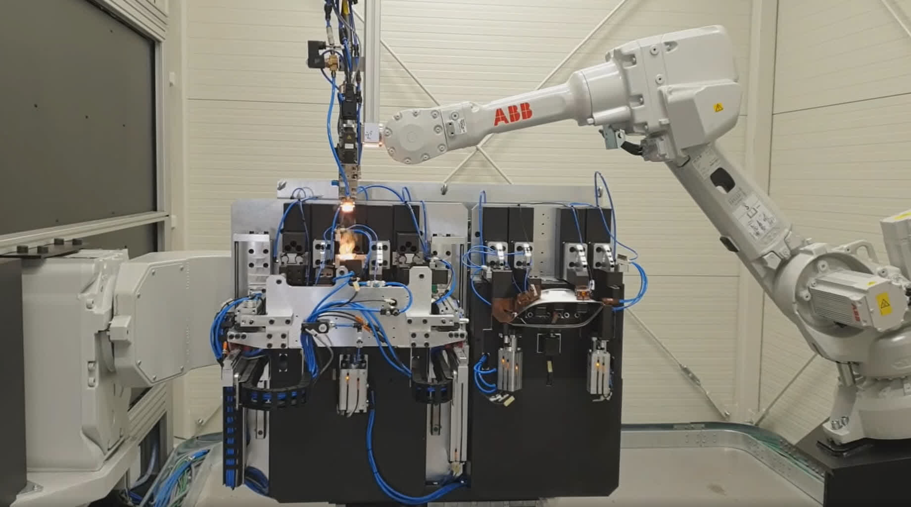 Laser robotic welding cell with double-arm positioner, light-tight 5m enclosure, and protection atmosphere fixtures 2