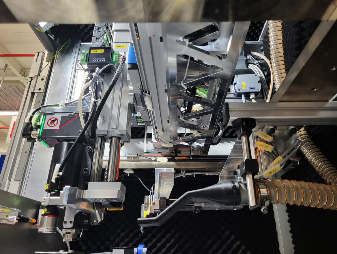 Multi-axis Cartesian gantry system for precise pick-and-place operations