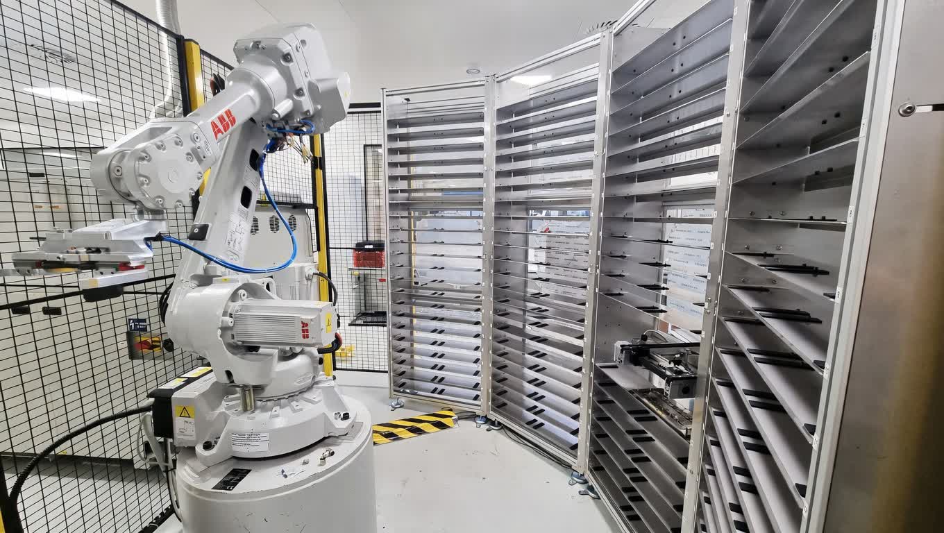 Robotic buffer rack storage system for inter-operational carrier management