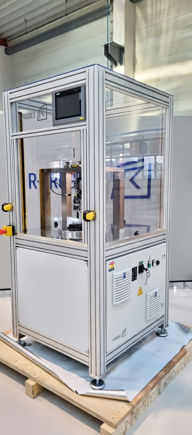 Single-head riveting machine for precise fastener insertion in assemblies