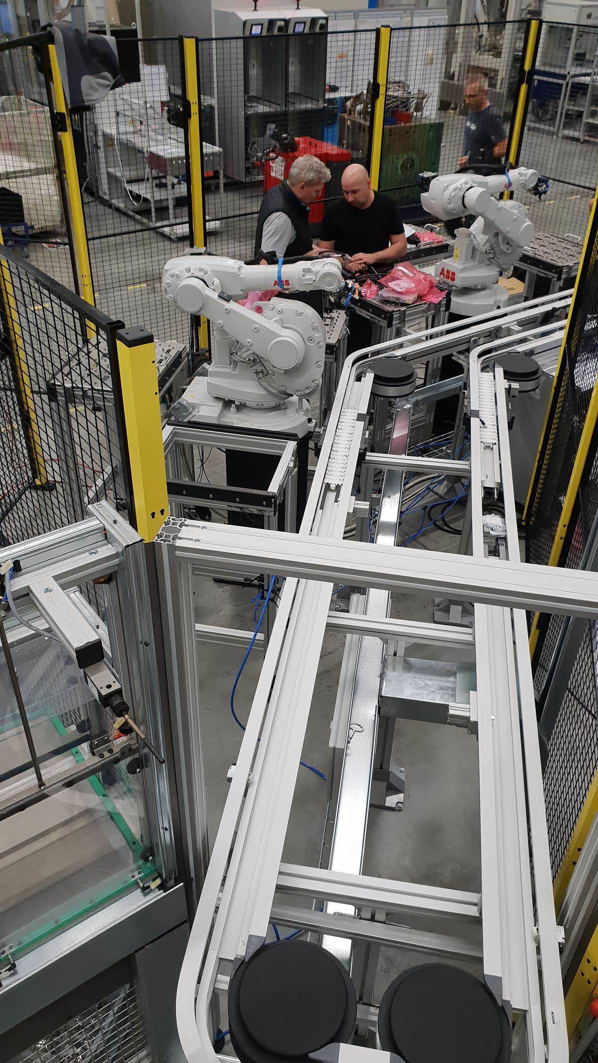 20-meter Flexlink transportation system with RFID carrier identification and three industrial robots for injection molding line 2