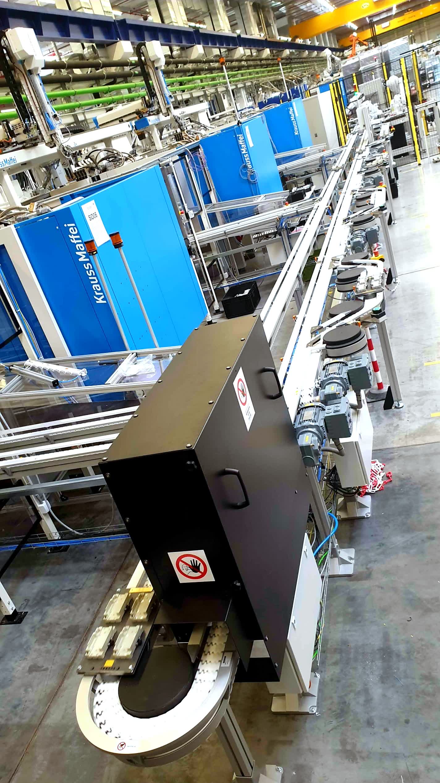 20-meter Flexlink transportation system with RFID carrier identification and three industrial robots for injection molding line 1